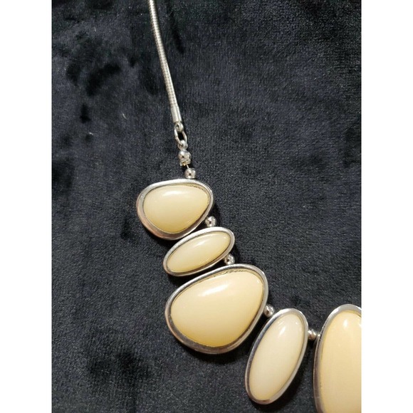 Women's Light peach Oval Pebbles Beaded Necklace. - Picture 3 of 7
